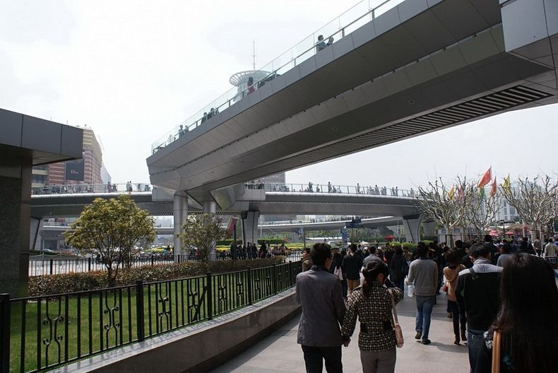 lujiazui-pedestrian-bridge-7%25255B2%25255D.jpg