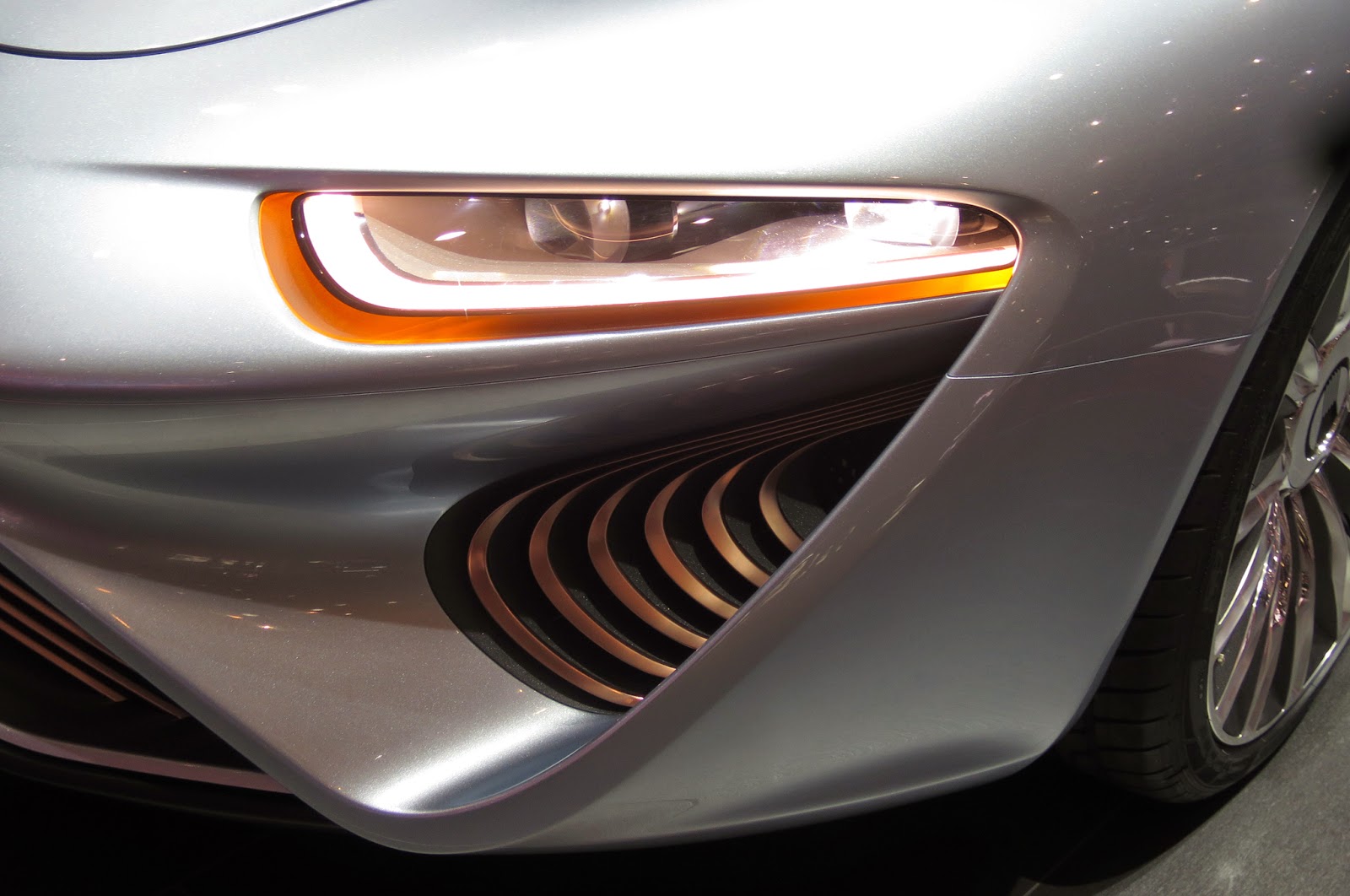 nanoflowcell-quant-e-sportlimousine-headlight.jpg