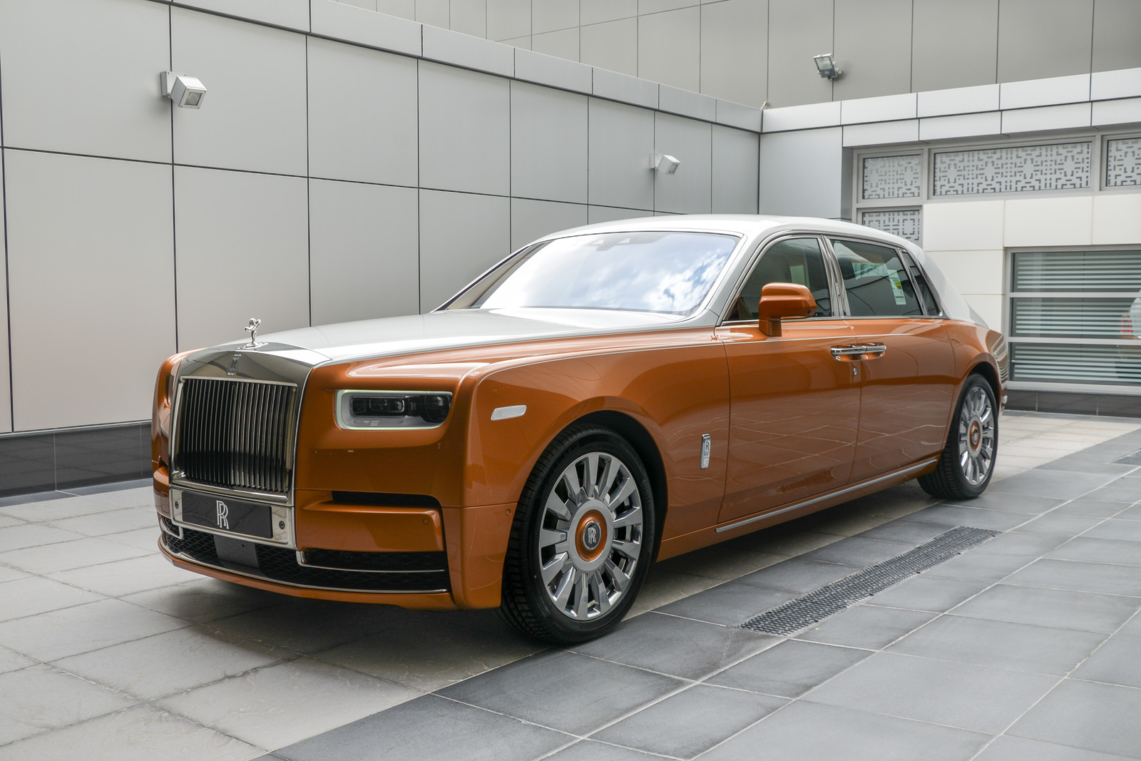 Abu-Dhabi-Motors_Rolls-Royce_Privacy-Suite-[1].jpg