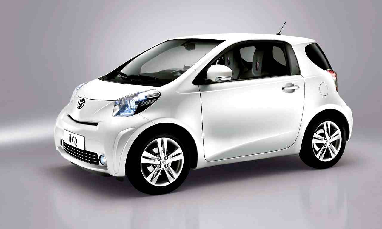 White-car-Scion-IQ-2015.jpg