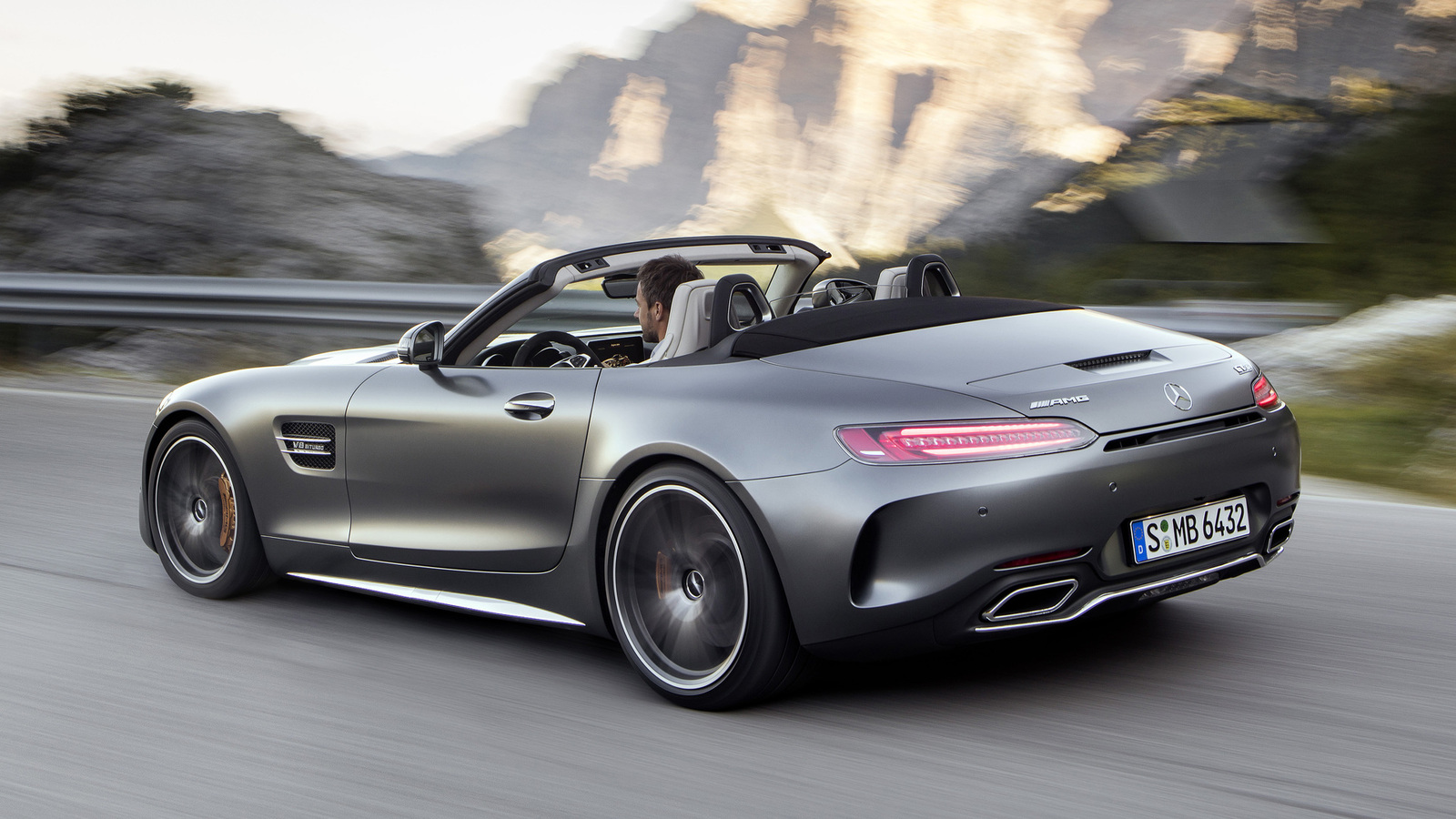 2018-mercedes-amg-gt-roadster.jpg