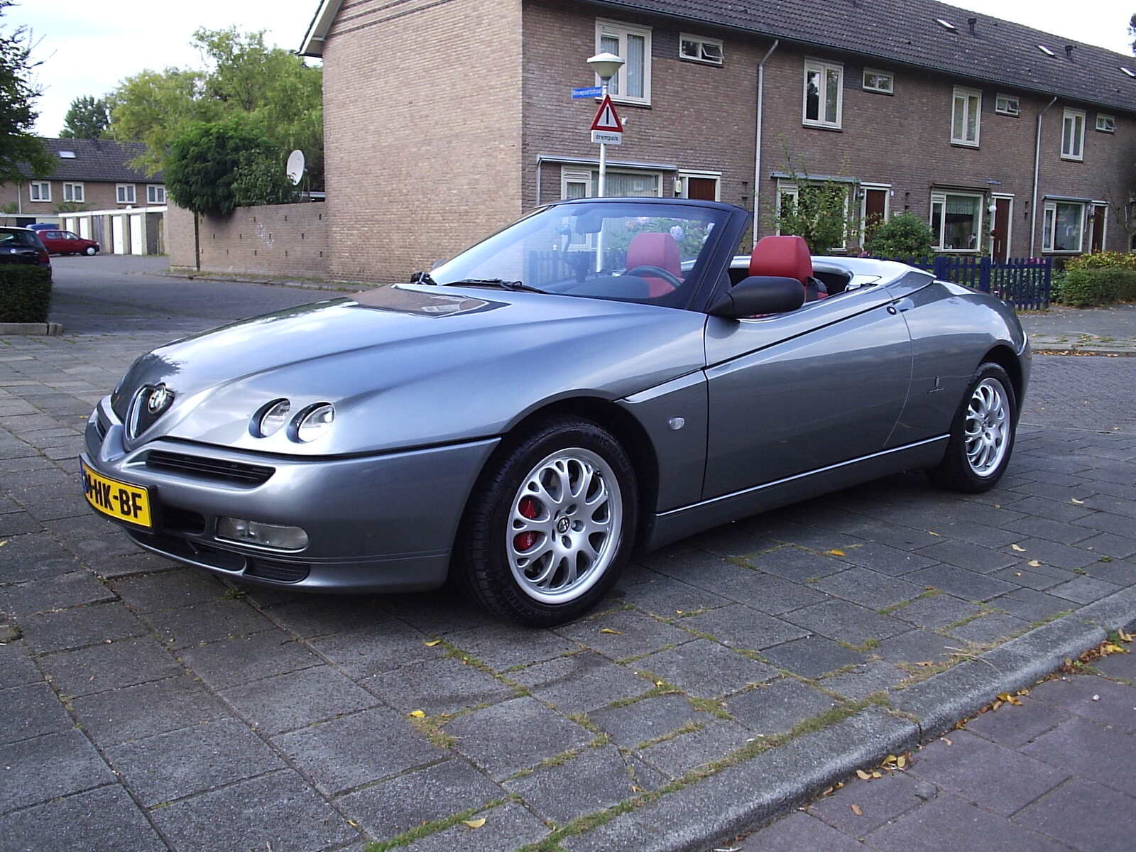 Alfa_Romeo_Spider_2002.jpg