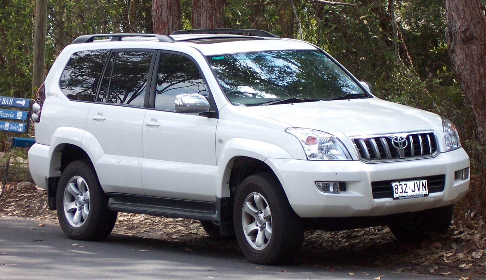 2003-2007_Toyota_Land_Cruiser_Prado_%28GRJ120R%29_02.jpg