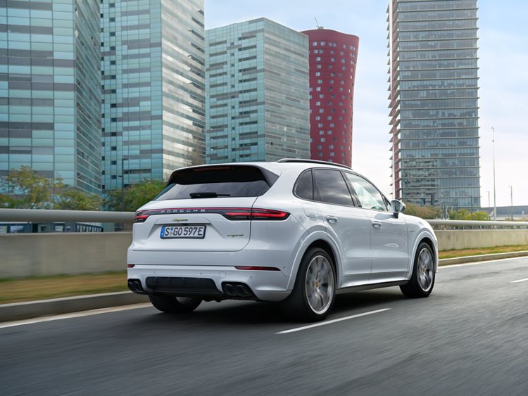 47-152652-porsche-cayenne-hybrid-suv-2019-3.jpg