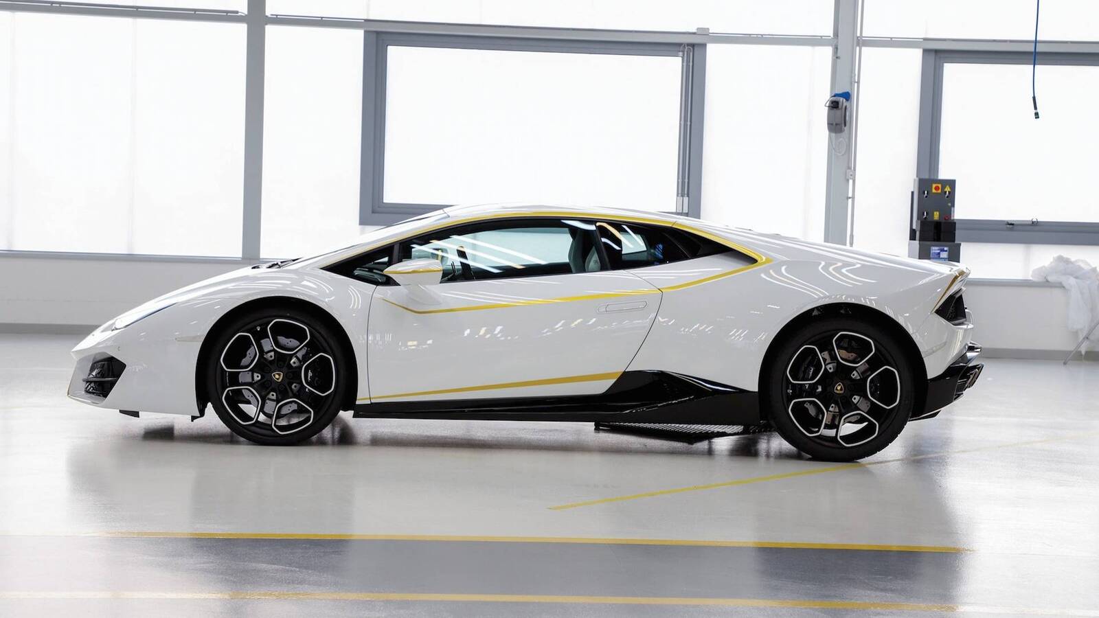 lamborghini-huracan-signed-by-pope.jpg