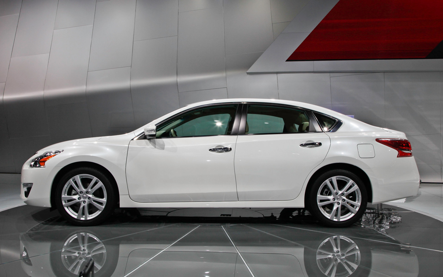 2013-Nissan-Altima-left-side.jpg