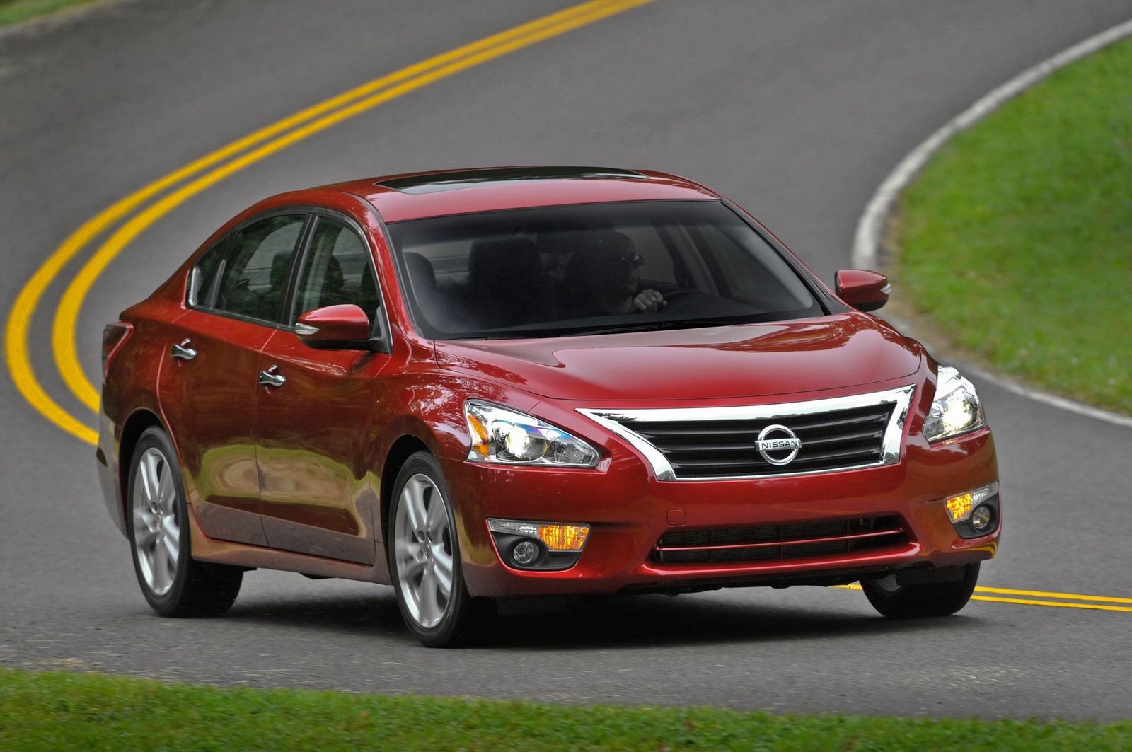 z2014-nissan-altima-right-front-1.jpg