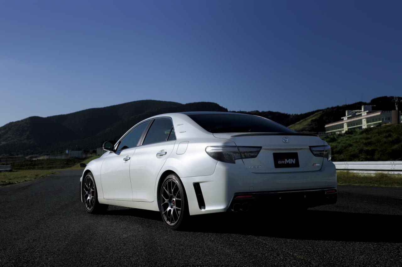 The-back-of-the-2015-Toyota-Mark-X-GRMN.jpg