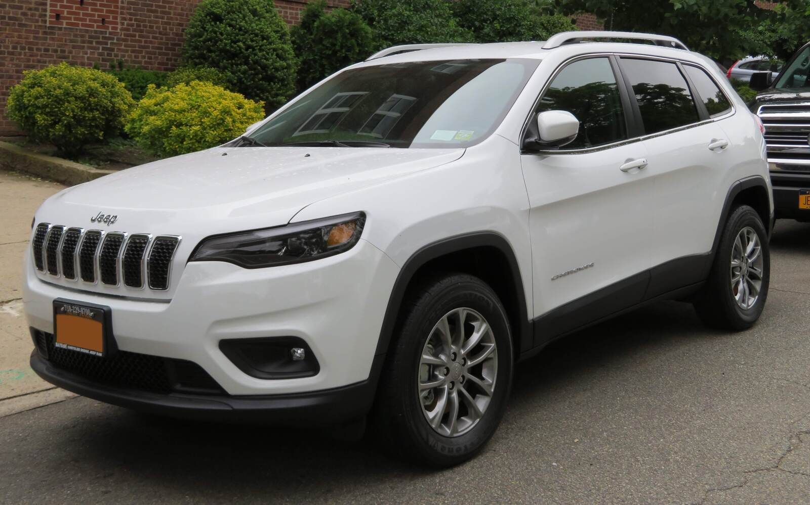 2019_Jeep_Cherokee_Latitude_front_5.27.18.jpg