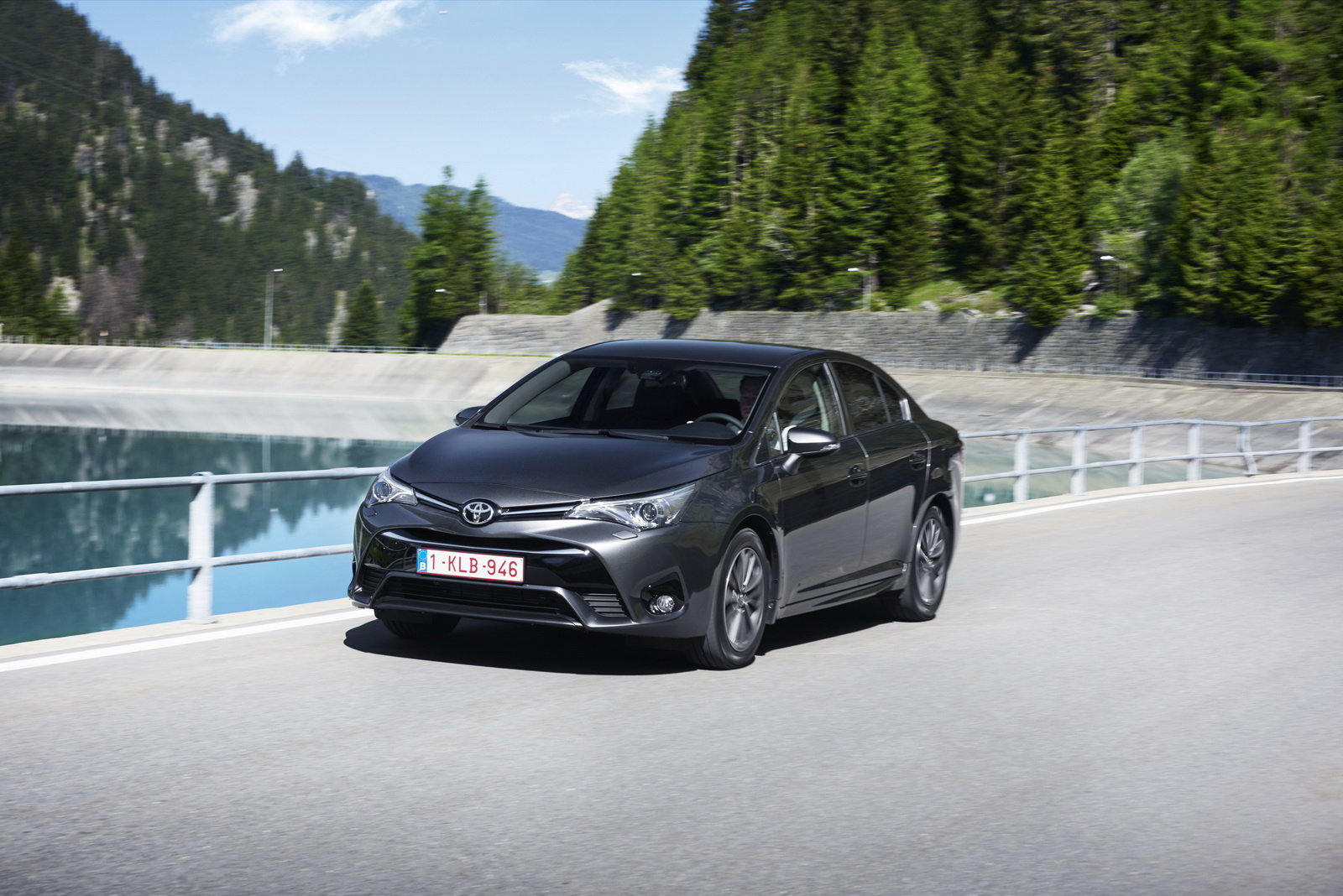 2015-ToyotaAvensis-04.jpg