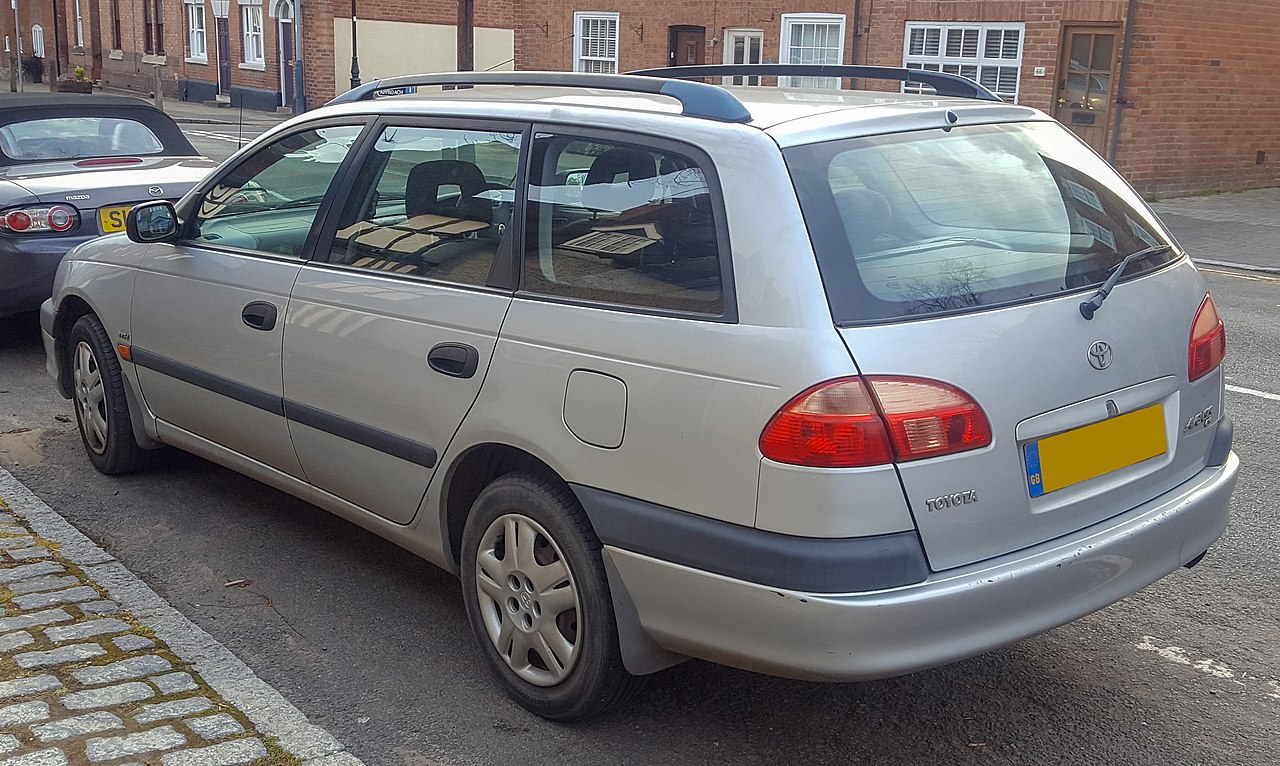 1280px-2002_Toyota_Avensis_GS_VVT-i_Estate_1.8.jpg