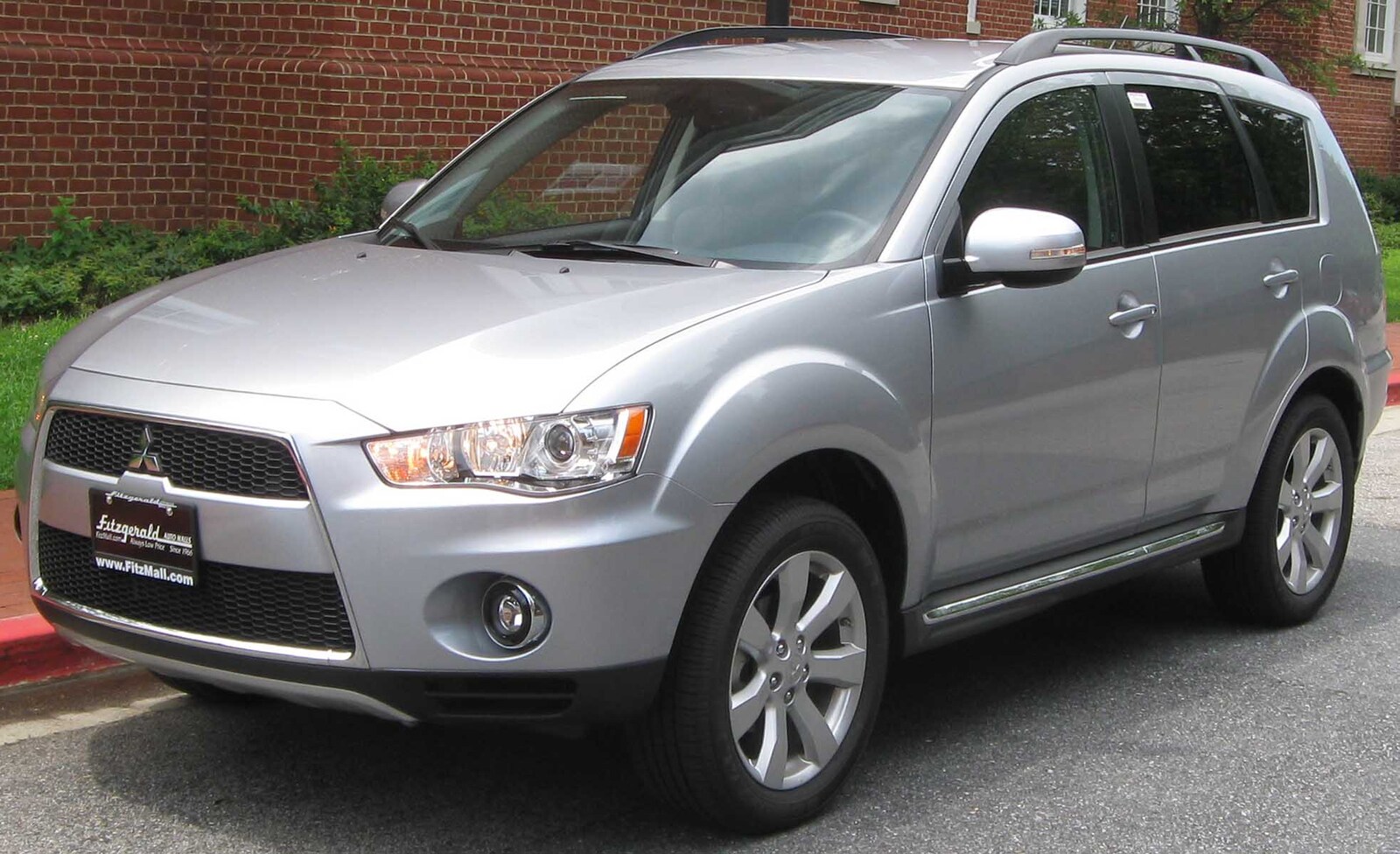 2010_Mitsubishi_Outlander_XLS_--_07-17-2010.jpg