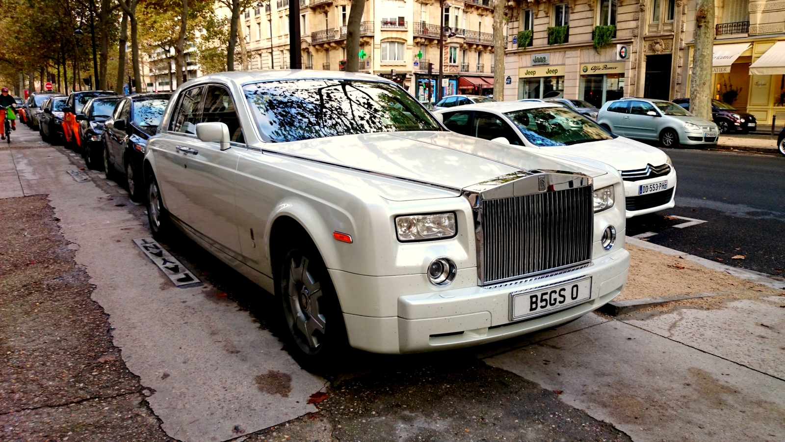 Rolls_Royce_Phantom%2C_Plaza_Ath%C3%A9n%C3%A9e%2C_Paris_2014.jpg