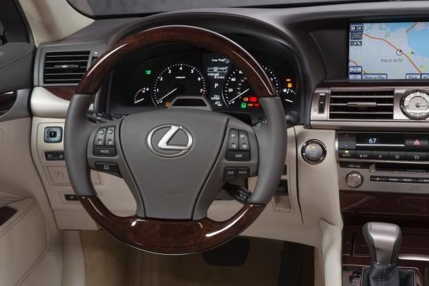 2013_Lexus_LS_460_interior_002_043E79573631A43DB0F381F9EB8F7CCD7E2DFACE-620x413.jpg