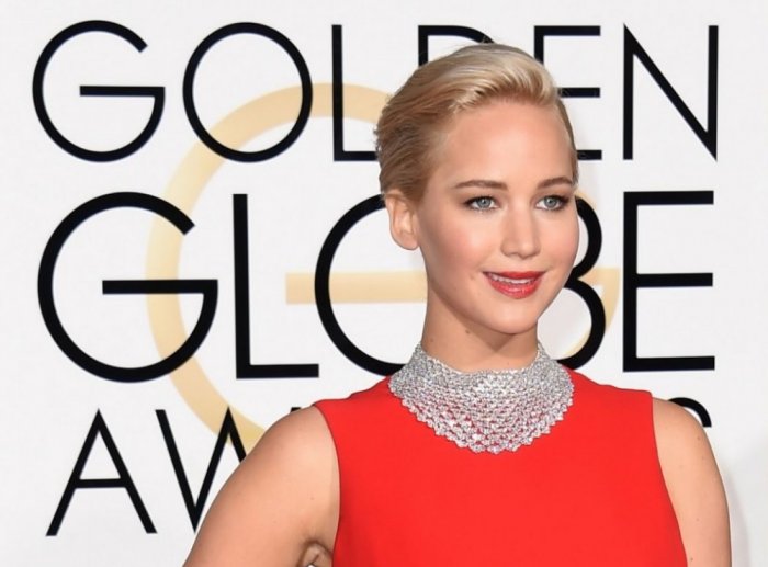 Jennifer%20Lawrence%20wearing%20Chopard%20diamond%20necklace.jpg