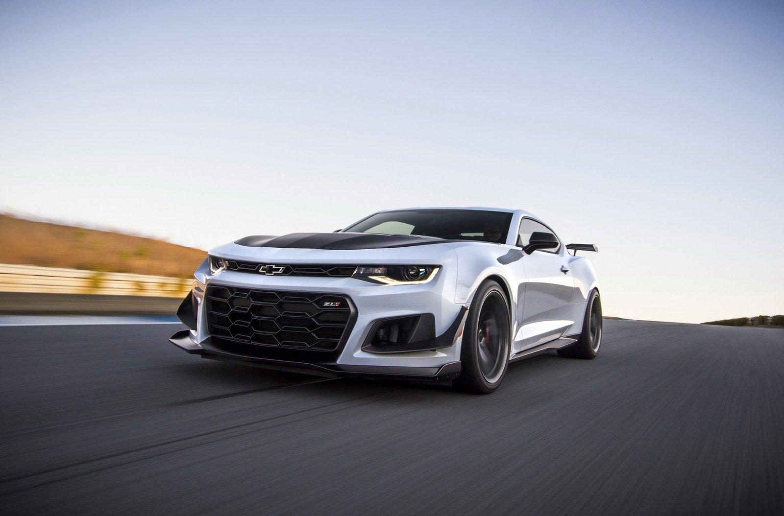 Interface-Chevrolet-Camaro-ZL1-1LE-2018.jpg