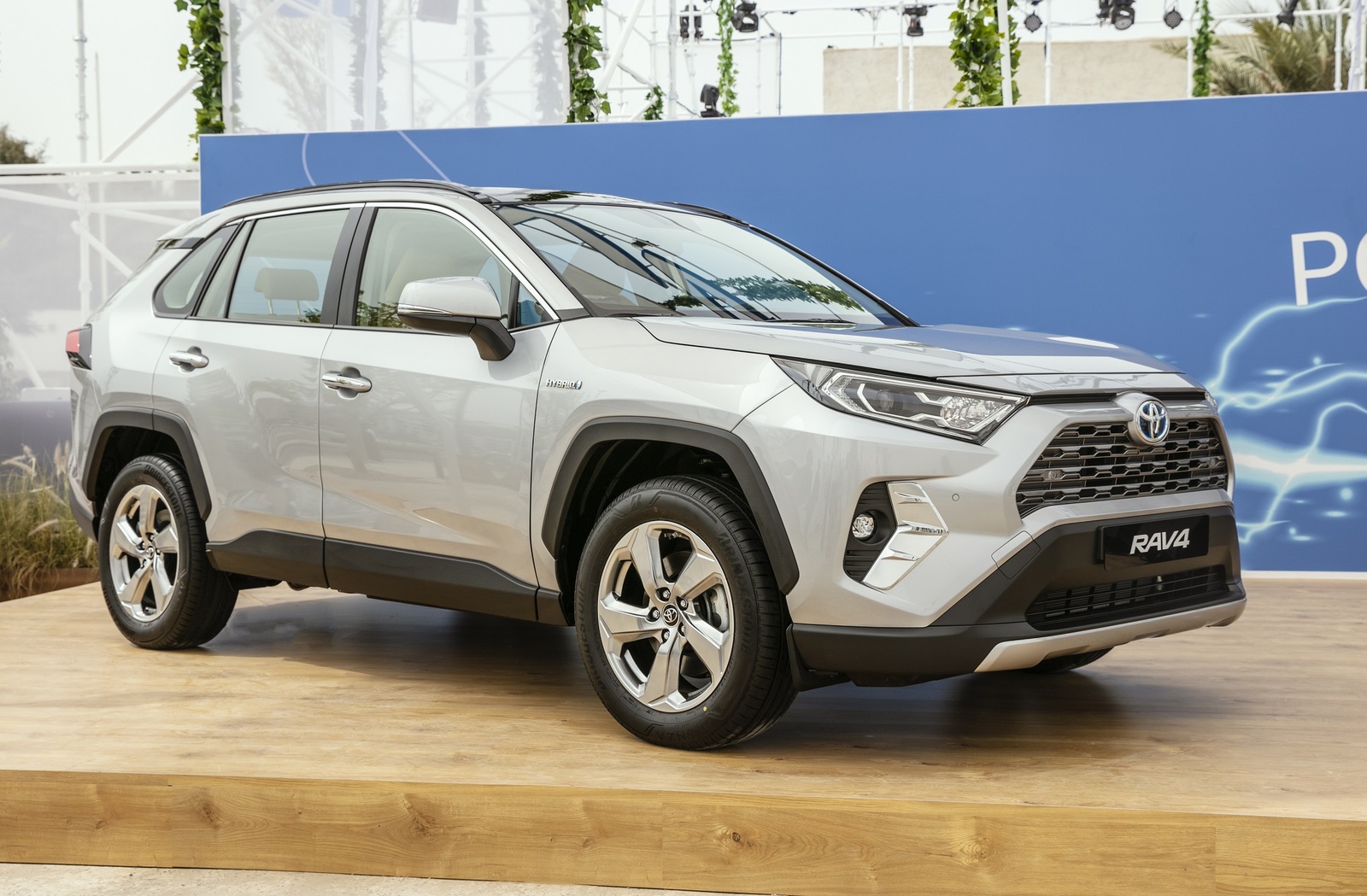 RAV4---Hybrid-2.jpg