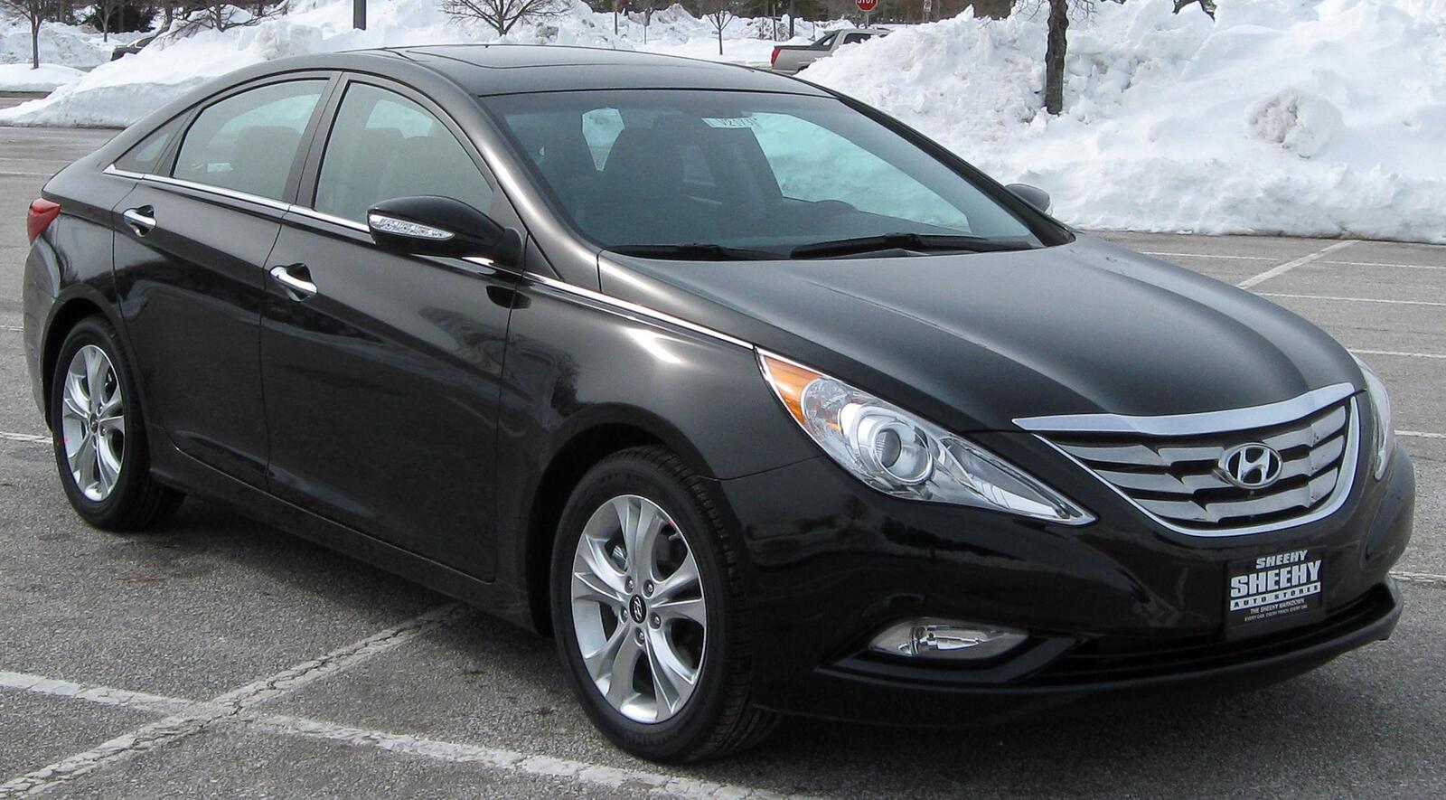 2011_Hyundai_Sonata_Limited_4_--_02-13-2010.jpg