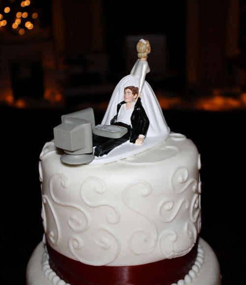 1394459380_funny-wedding-cake-computer-geek.jpg