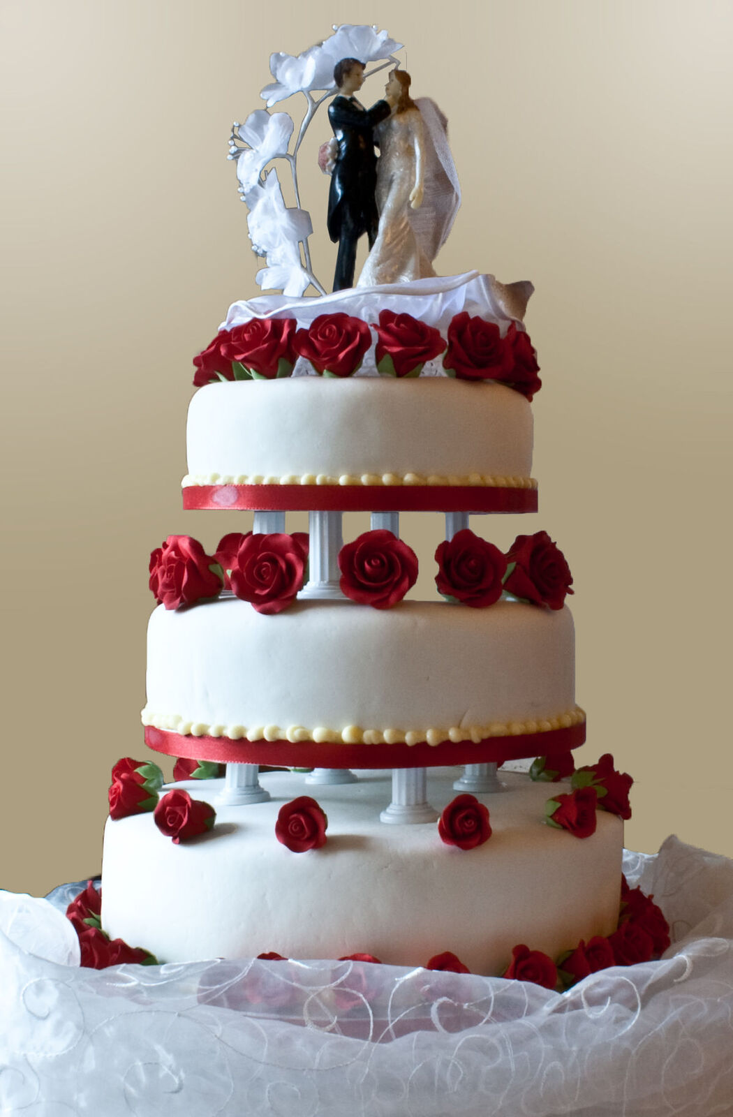 1200px-Wedding_cake_with_pillar_supports%2C_2009.jpg