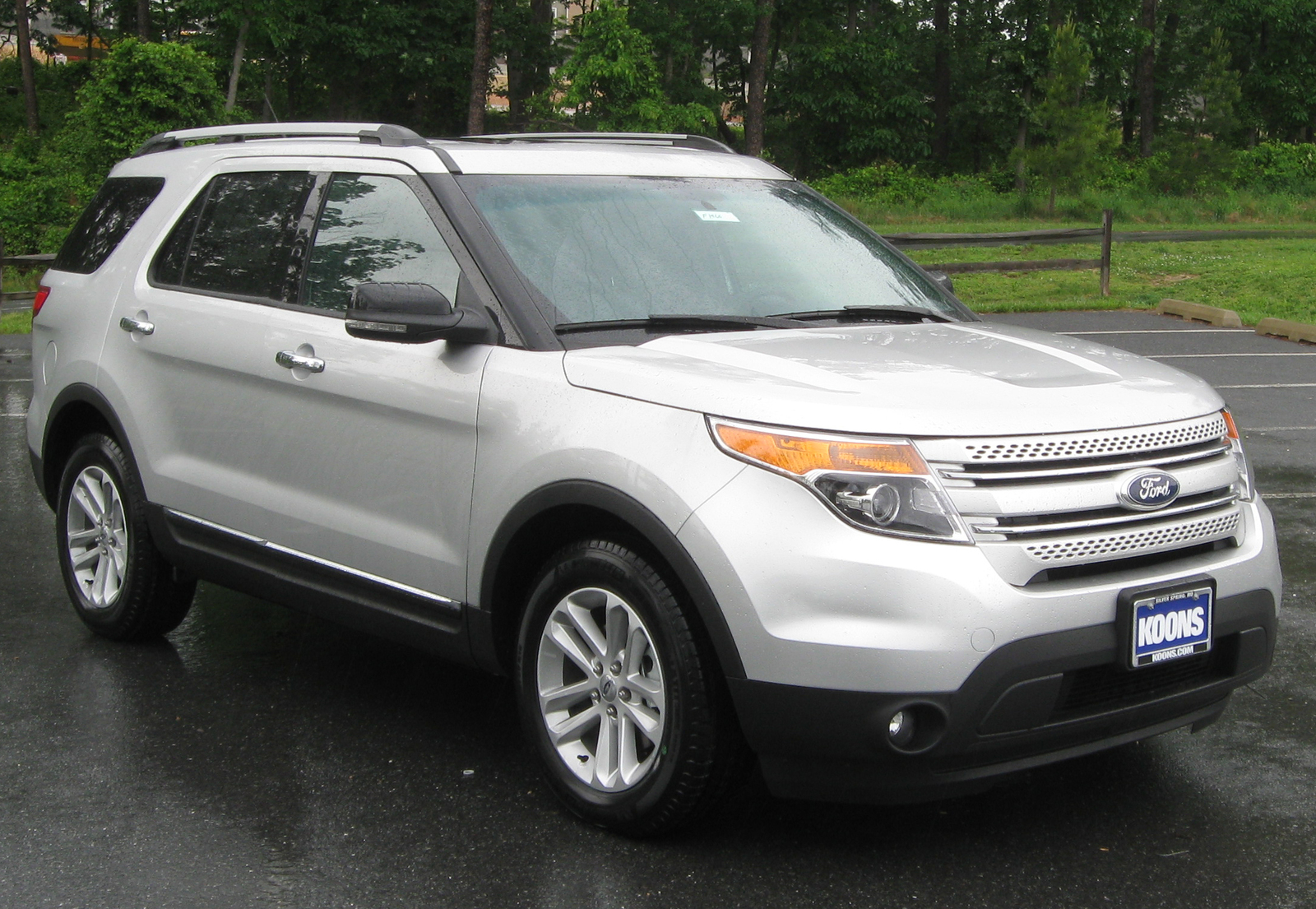 2011_Ford_Explorer_XLT_--_05-18-2011.jpg