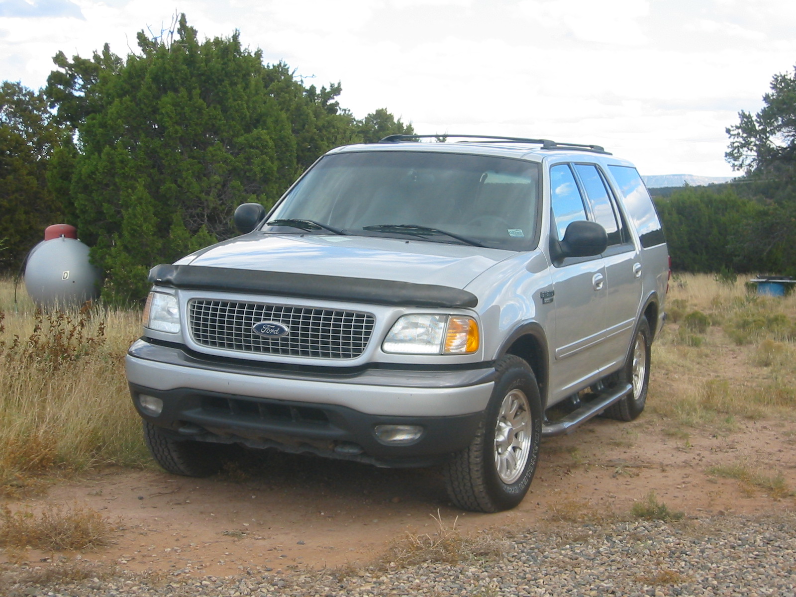 Silver_Ford_Expedition_fl.jpg