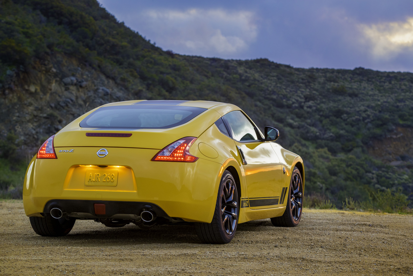 2018%20Nissan%20370Z%20Heritage%20Edition%20photo%204.jpg