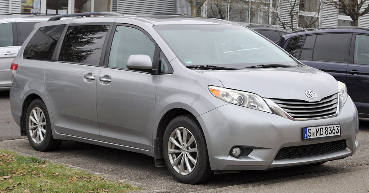 1200px-Toyota_Sienna_%28XL30%29_IMG_3635.jpg