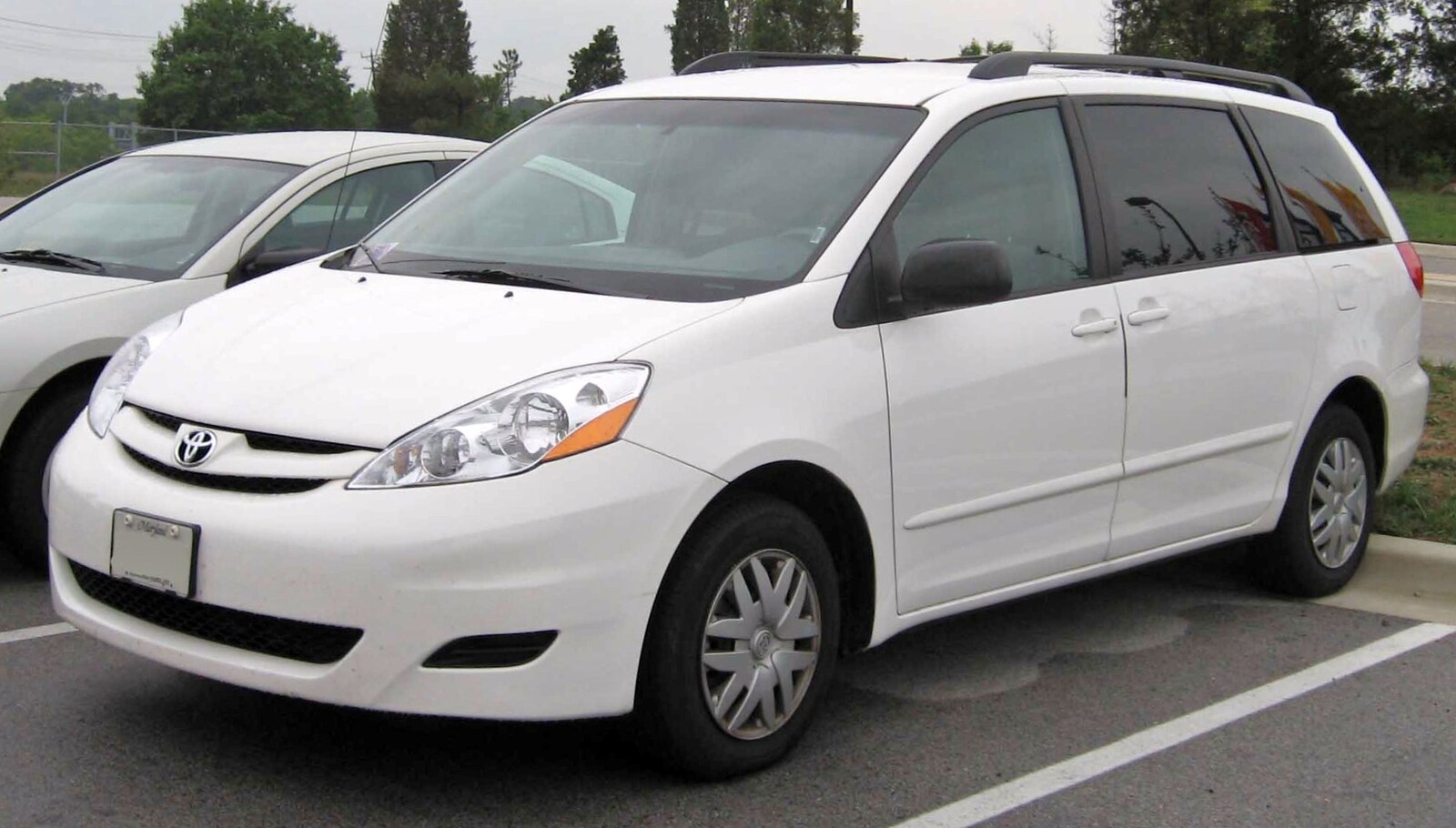 06-08_Toyota_Sienna_LE.jpg