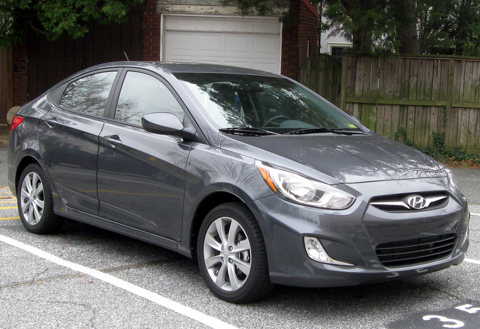 2012_Hyundai_Accent_GLS_sedan_--_12-14-2011.jpg