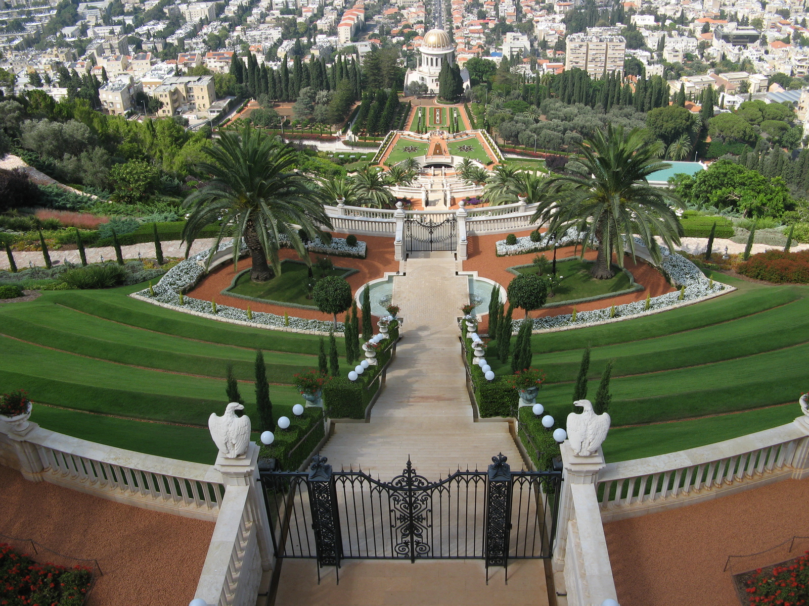 Baha%27i_gardens_in_Haifa_%287735893094%29.jpg