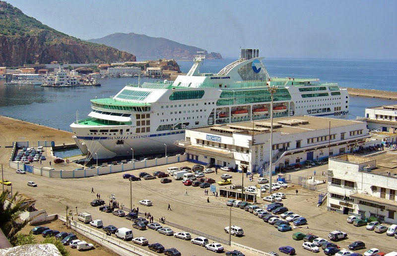 88918.50275-port-commercial-oran-debarquement-du-ferry-d.jpg