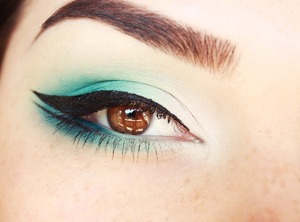 double-winged-eyeliner-and-gradient-aqua-makeup-tutorial-.jpg