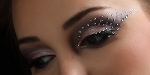 rhinestone-eyes-make-up-.jpg